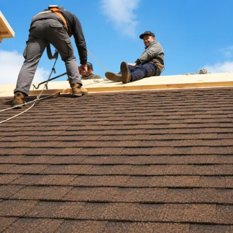 Artisan couvreur Moulon réalisant la pose d'une toiture en tuiles