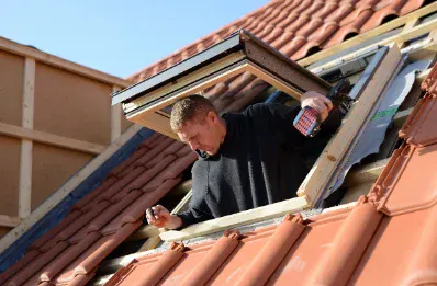 Pose de fenêtre de toit et velux par un couvreur à Moulon